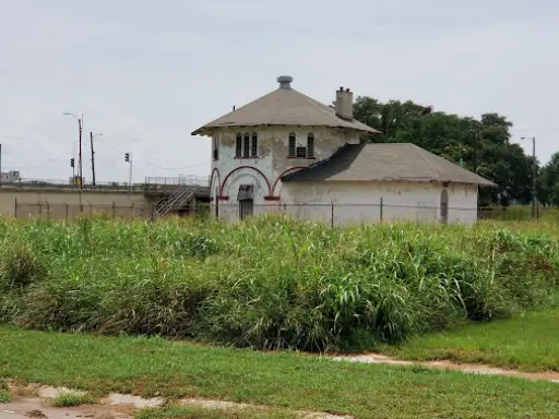 A rundown building needs help. Pelican Underground LLC can use trenchless sewer repair to fix old pipes at places like this.