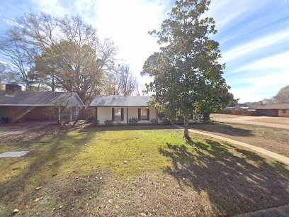 A home ready for Pelican Underground Llc’s reliable trenchless sewer repair in a friendly neighborhood setting.